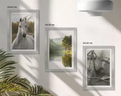Billedvæg med motiv af hvide heste i et naturlandskab ved floden