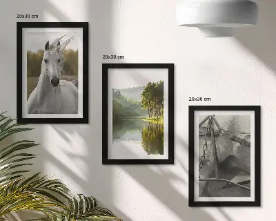 Billedvæg med motiv af hvide heste i et naturlandskab ved floden