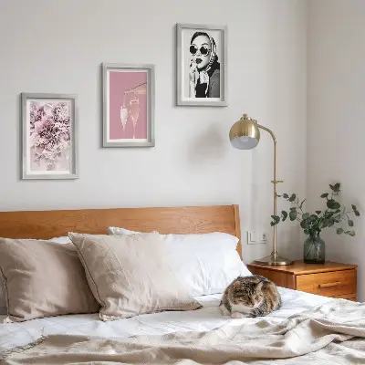 Billedvæg med blomster i lyserøde nuancer og en elegant kvinde