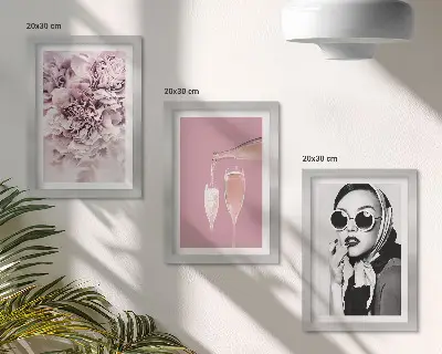 Billedvæg med blomster i lyserøde nuancer og en elegant kvinde