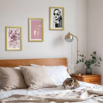 Billedvæg Blomster i lyserøde nuancer og en elegant kvinde