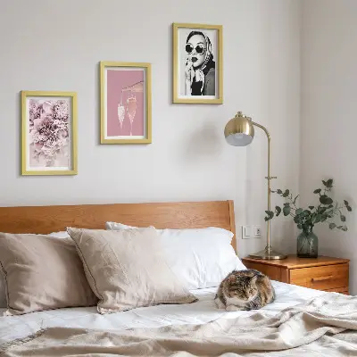 Billedvæg med blomster i lyserøde nuancer og en elegant kvinde