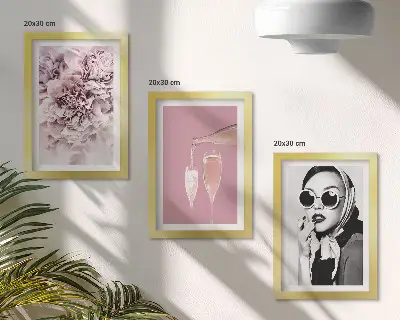 Billedvæg med blomster i lyserøde nuancer og en elegant kvinde
