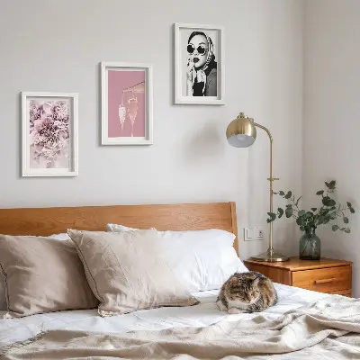 Billedvæg med blomster i lyserøde nuancer og en elegant kvinde