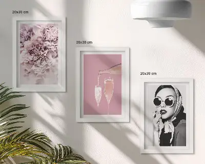 Billedvæg med blomster i lyserøde nuancer og en elegant kvinde