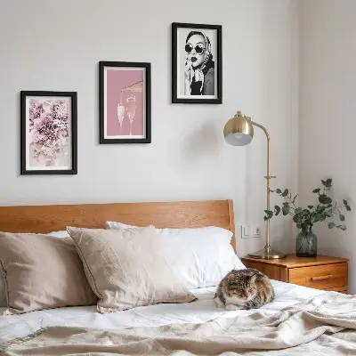 Billedvæg med blomster i lyserøde nuancer og en elegant kvinde