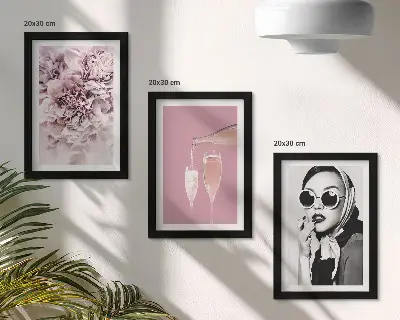 Billedvæg med blomster i lyserøde nuancer og en elegant kvinde