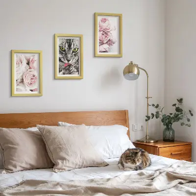 Billedvæg med motiv af en kat blandt lyserøde roser og pæoner