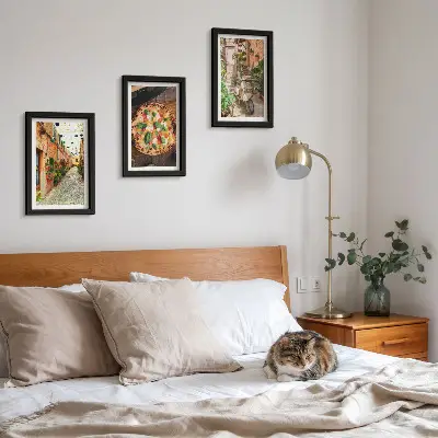 Billedvæg med motiv af charmerende gader med planter og italiensk pizza