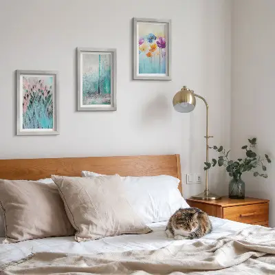 Billedvæg med blomster mod en baggrund af pastelfarver og fine mønstre