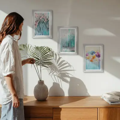 Billedvæg med blomster mod en baggrund af pastelfarver og fine mønstre