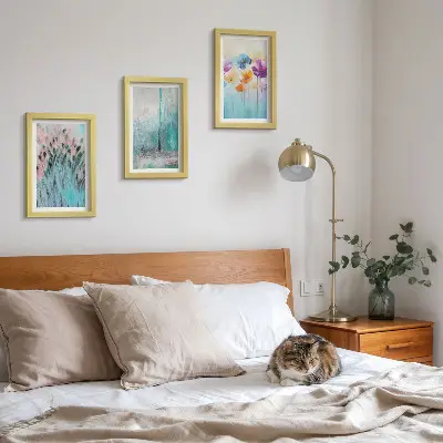 Billedvæg med blomster mod en baggrund af pastelfarver og fine mønstre