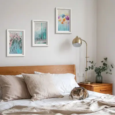 Billedvæg med blomster mod en baggrund af pastelfarver og fine mønstre