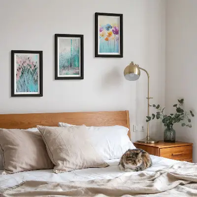 Billedvæg med blomster mod en baggrund af pastelfarver og fine mønstre