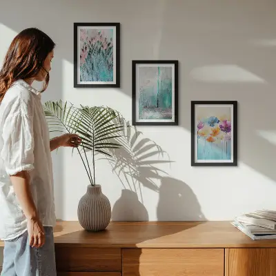 Billedvæg med blomster mod en baggrund af pastelfarver og fine mønstre