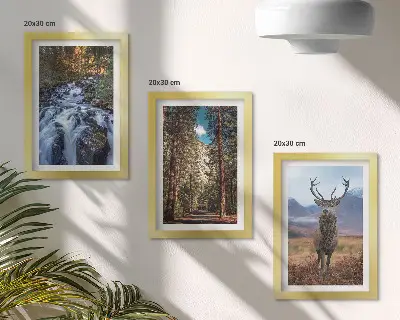 Billedvæg med rammer vandfald i skoven med bjerge og hjorte i naturen