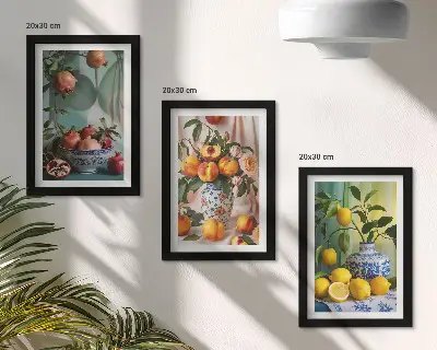Moderne billedsæt med motiv af granatæbler, ferskner og citroner i vaser