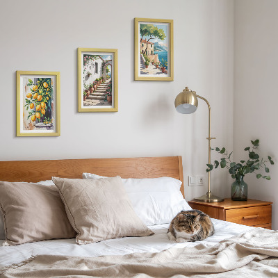 Pakke med billeder og rammer Citroner mod en baggrund af blomster og havudsigt