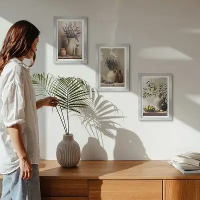 Billedvæg med blomster i vaser, oliven og naturlige dekorationer