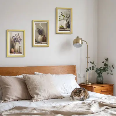 Billedvæg med blomster i vaser, oliven og naturlige dekorationer