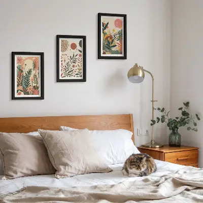 Billedvæg med vintage plantemønstre i pastelfarver
