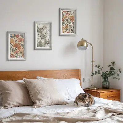 Billeder og rammer med blomstermønstre i orange og grønne nuancer