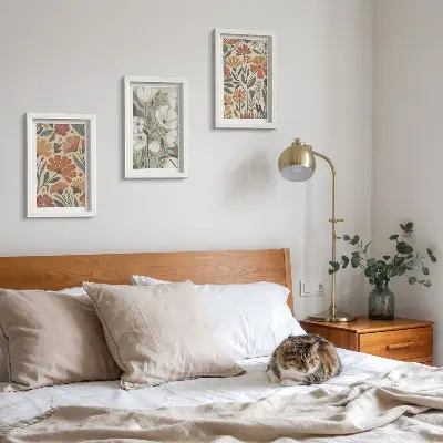 Billeder og rammer med blomstermønstre i orange og grønne nuancer