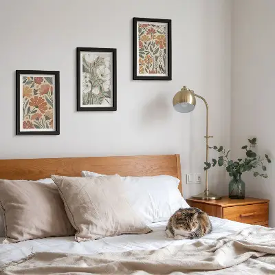 Billeder og rammer med blomstermønstre i orange og grønne nuancer