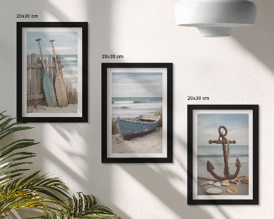 Moderne billedsæt En strand med en robåd og et anker i sandet