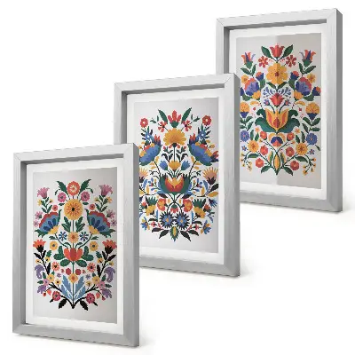 Billedvæg med blomstermønstre i intense farver på en hvid baggrund
