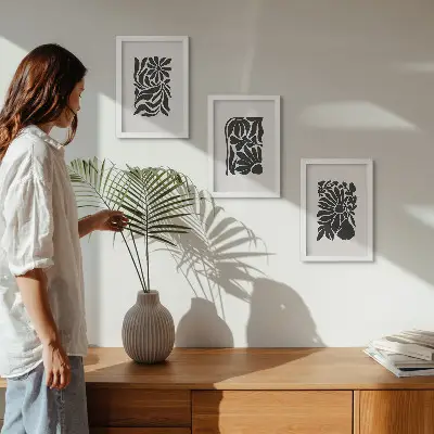 Billedvæg med abstrakte plantemønstre i sorte nuancer