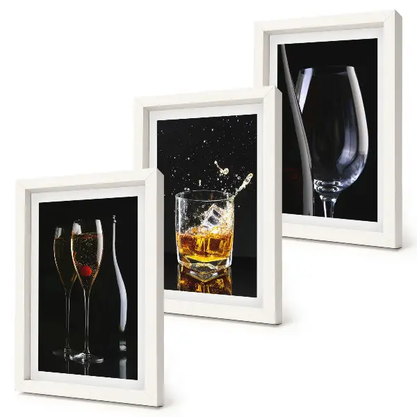 Billedvæg glas med vin og whisky på sort baggrund