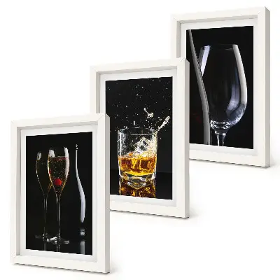 Billedvæg glas med vin og whisky på sort baggrund
