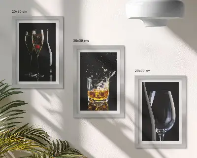 Billedvæg glas med vin og whisky på sort baggrund