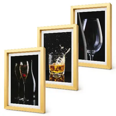 Billedvæg glas med vin og whisky på sort baggrund