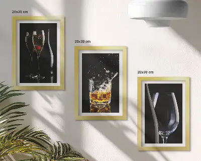 Billedvæg glas med vin og whisky på sort baggrund