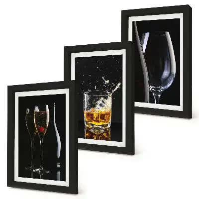Billedvæg glas med vin og whisky på sort baggrund