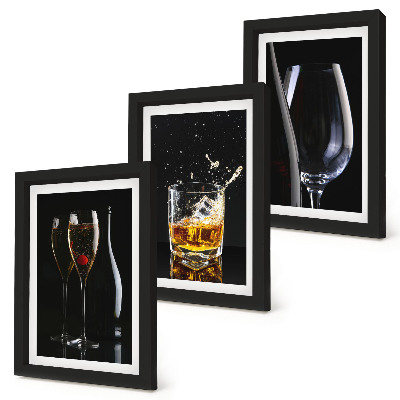 Billedvæg Glas vin og whisky på en sort baggrund