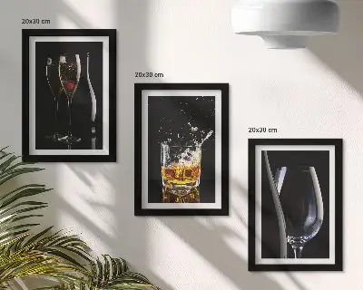 Billedvæg glas med vin og whisky på sort baggrund