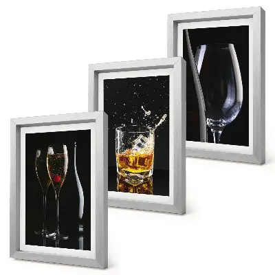 Billedvæg glas med vin og whisky på sort baggrund