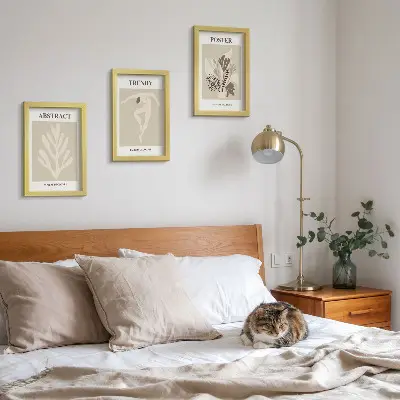 Billedvæg med plantemønstre i beige og brune nuancer