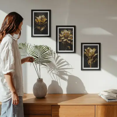 Billedvæg med blomster i gule nuancer på mørk baggrund