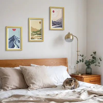 Billedvæg med bjerge i pastelfarver i japandi-stil