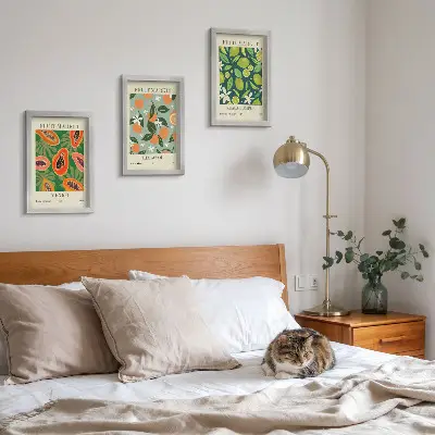 Billedvæg med vintage plakater af frugtmønstre