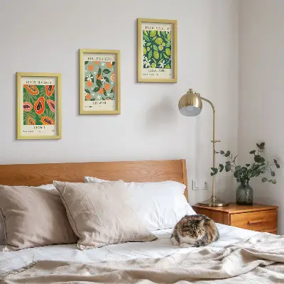 Billedvæg med vintage plakater af frugtmønstre