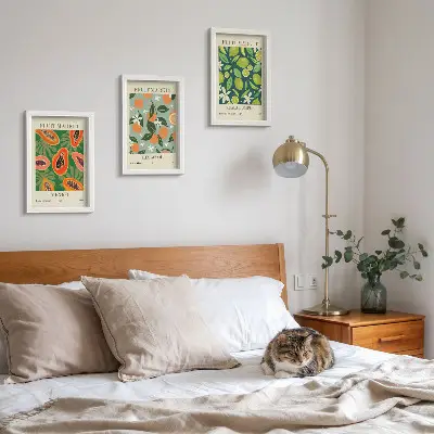 Billedvæg med vintage plakater af frugtmønstre