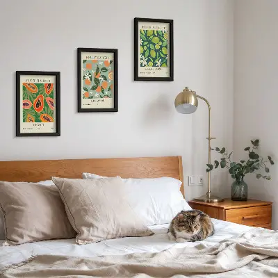 Billedvæg med vintage plakater af frugtmønstre