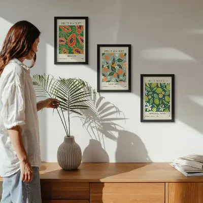Billedvæg med vintage plakater af frugtmønstre