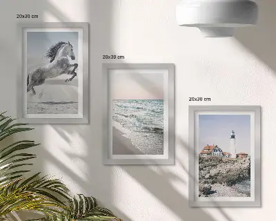 Moderne billedsæt med heste i bevægelse ved stranden med fyrtårn og vandbølger