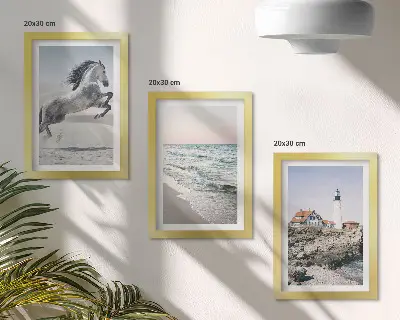 Moderne billedsæt med heste i bevægelse ved stranden med fyrtårn og vandbølger